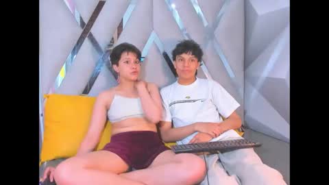 Snapshot of yui_and_rin_ chatting on December 2025 02:30:01 AM Yui Rin online show from December 2025 02:30:01 AM