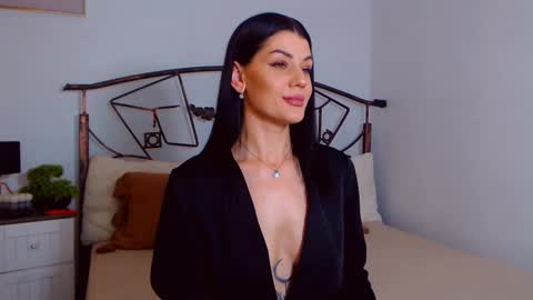 I V Y   online show from February 2025 09:37:01 PM