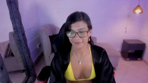 Snapshot of zendaya_dl chatting on May 2026 05:52:01 PM Luciana online show from May 2026 05:52:01 PM