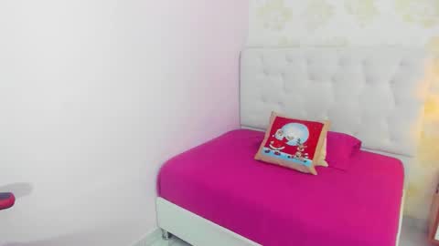 Snapshot of zoe_foster4 chatting on December 2025 12:25:02 PM ZOE online show from December 2025 12:25:02 PM