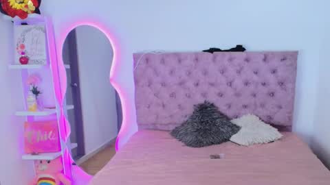 zoe_kravitx_ online show from February 2026 03:22:02 AM