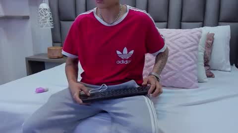 Zoe Krug online show from March 2026 12:11:01 PM