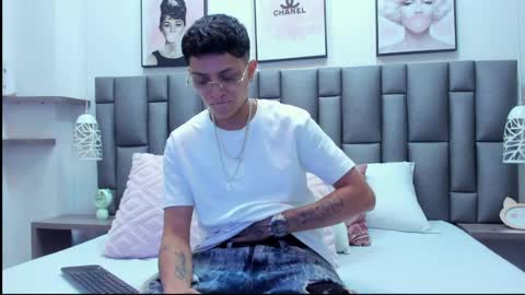 Zoe Krug online show from April 2026 12:32:02 PM