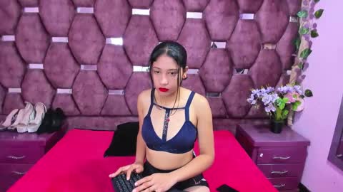Snapshot of zoesmiitt chatting on May 2026 12:24:02 PM zoesmiitt online show from May 2026 12:24:02 PM