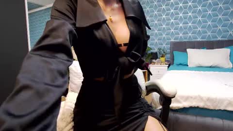 Zoey online show from November 2025 05:00:01 PM