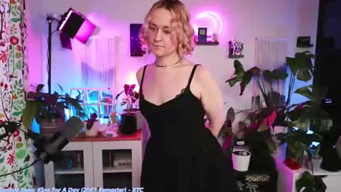 Snapshot of zoeyryan chatting on November 2025 04:42:01 PM Zoey Ryan online show from November 2025 04:42:01 PM