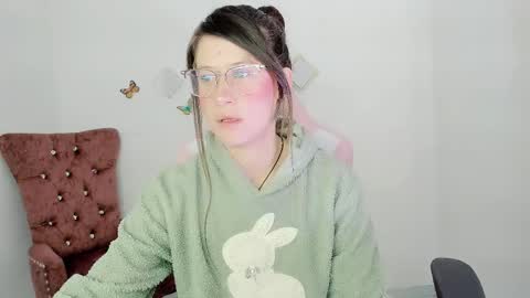 Snapshot of zooeybelair chatting on December 2025 04:15:01 PM Alicie online show from December 2025 04:15:01 PM