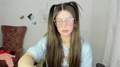 Snapshot of zooeybelair chatting on March 2026 04:14:02 AM Alicie online show from March 2026 04:14:02 AM