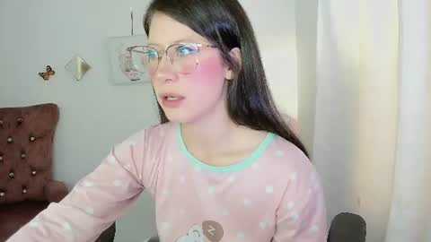 Snapshot of zooeybelair chatting on June 2026 12:04:01 PM Alicie online show from June 2026 12:04:01 PM
