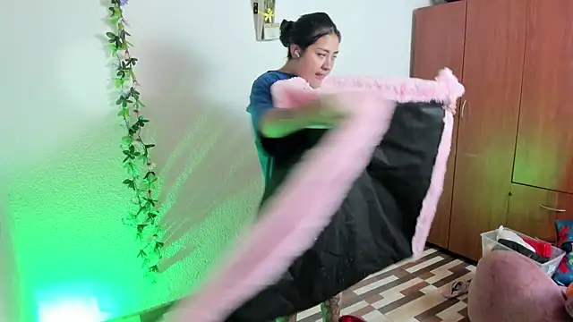 Snapshot of Hanna_moore1 chatting on December 2024 12:56:01 AM Hanna moore1 online show from December 2024 12:56:01 AM