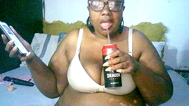 Snapshot of YELLOW_BONE chatting on October 2025 08:59:01 AM YELLOW BONE online show from October 2025 08:59:01 AM