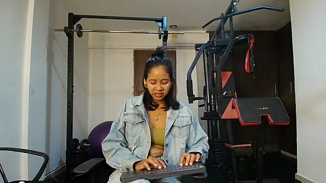 JuliKim  online show from October 2025 12:58:01 PM