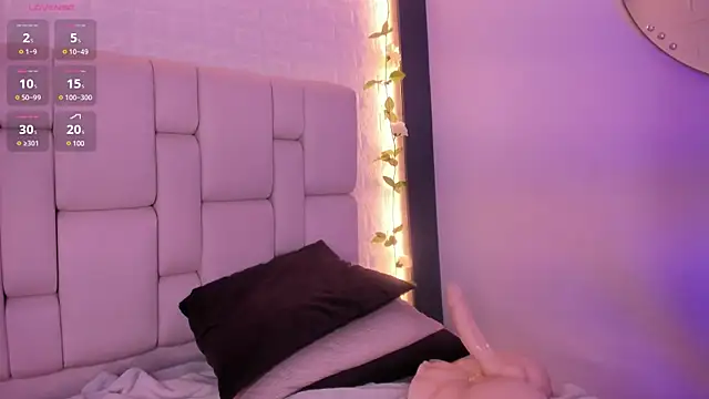 Snapshot of emma_woods_ chatting on December 2024 03:30:02 PM emma woods online show from December 2024 03:30:02 PM