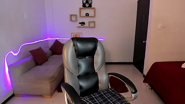 Kristen Garner online show from December 2025 07:23:02 PM