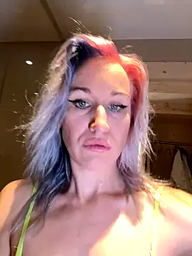 Snapshot of Dina-Light chatting on December 2024 09:46:01 PM Dina-Light online show from December 2024 09:46:01 PM