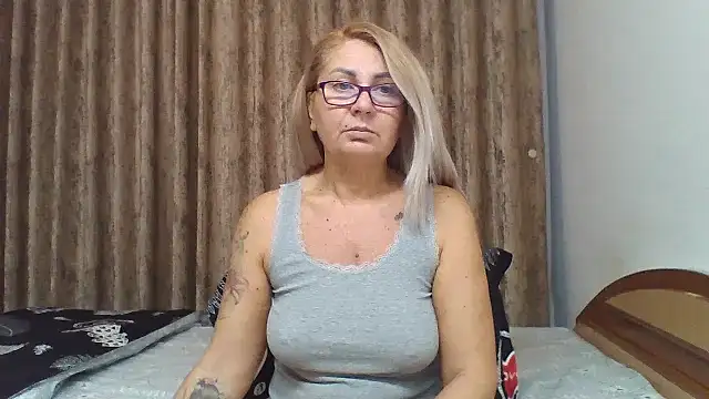 Snapshot of PussyEvely chatting on November 2025 05:18:02 AM PussyEvely online show from November 2025 05:18:02 AM