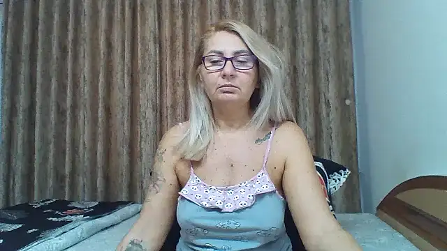 Snapshot of PussyEvely chatting on November 2025 05:40:02 AM PussyEvely online show from November 2025 05:40:02 AM