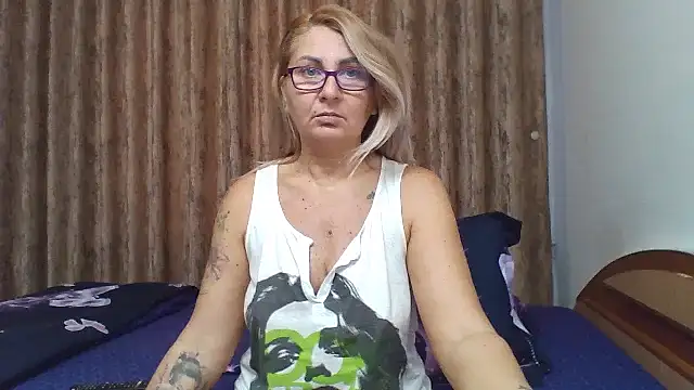 Snapshot of PussyEvely chatting on November 2025 06:23:01 AM PussyEvely online show from November 2025 06:23:01 AM