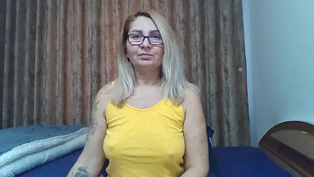 Snapshot of PussyEvely chatting on December 2025 08:18:01 AM PussyEvely online show from December 2025 08:18:01 AM