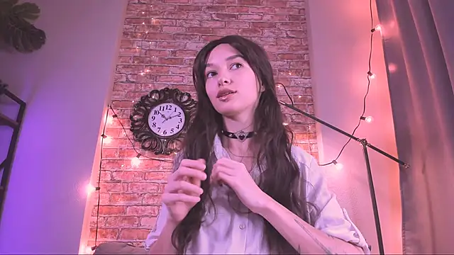 VivianLy  online show from November 2025 12:16:01 PM