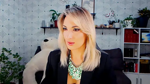 Snapshot of MillaXQueen chatting on November 2025 02:43:02 PM MillaXQueen online show from November 2025 02:43:02 PM