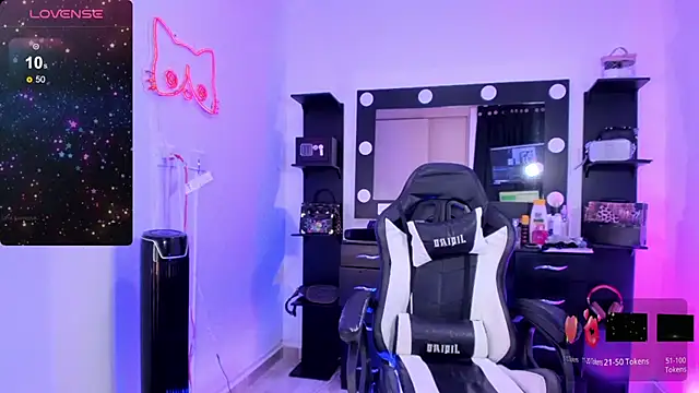 Snapshot of miss_kitty chatting on December 2024 12:59:02 AM miss kitty online show from December 2024 12:59:02 AM