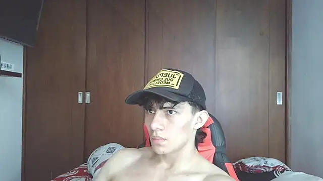 Snapshot of aresholland chatting on November 2025 06:40:02 PM aresholland online show from November 2025 06:40:02 PM