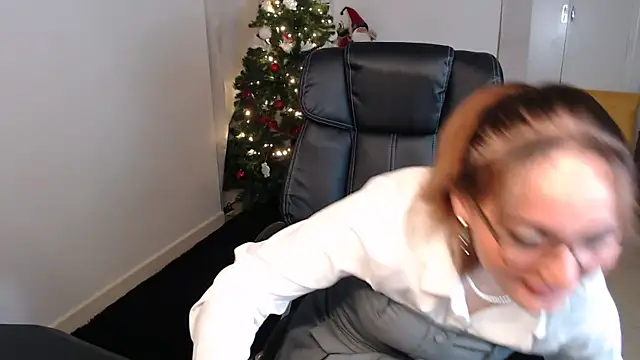 Snapshot of Crystal-dreamt chatting on November 2025 09:19:02 AM Crystal-dreamt online show from November 2025 09:19:02 AM