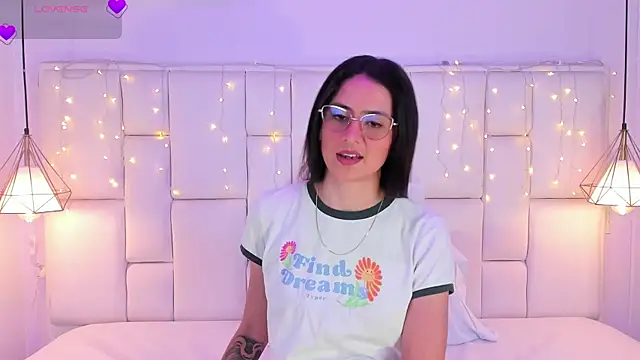 Snapshot of SarahSophia_ chatting on February 2025 11:42:01 AM SarahSophia online show from February 2025 11:42:01 AM