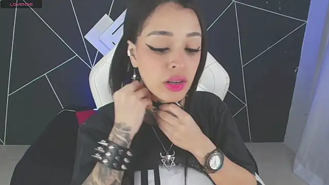 Snapshot of farichell chatting on November 2025 09:05:02 PM farichell online show from November 2025 09:05:02 PM