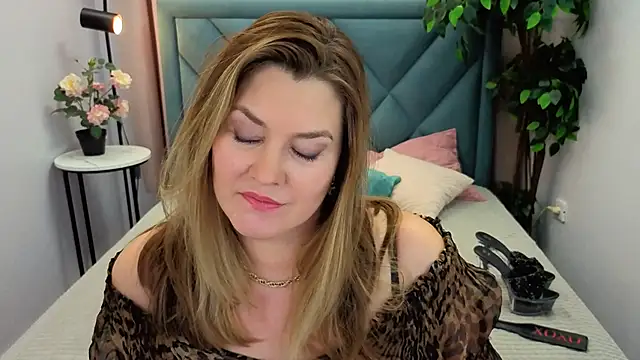 Adele Russo online show from November 2025 04:33:01 PM