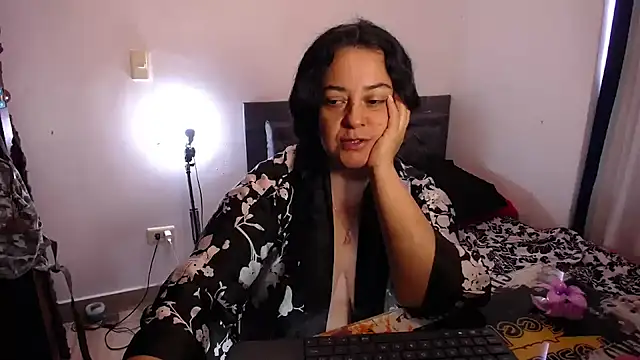 lucia vonne  online show from July 2026 07:32:01 PM