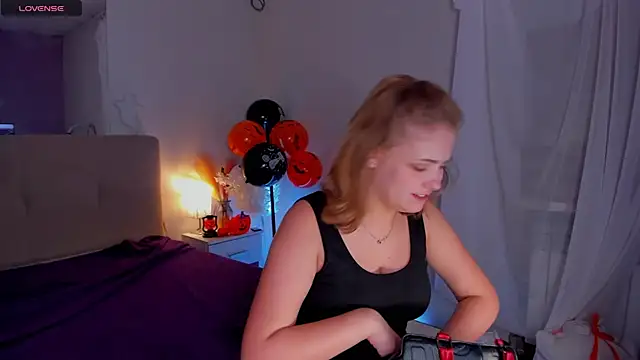 Snapshot of DellaRowe chatting on October 2025 01:37:01 PM DellaRowe online show from October 2025 01:37:01 PM