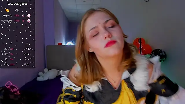 Snapshot of DellaRowe chatting on November 2025 01:11:02 PM DellaRowe online show from November 2025 01:11:02 PM