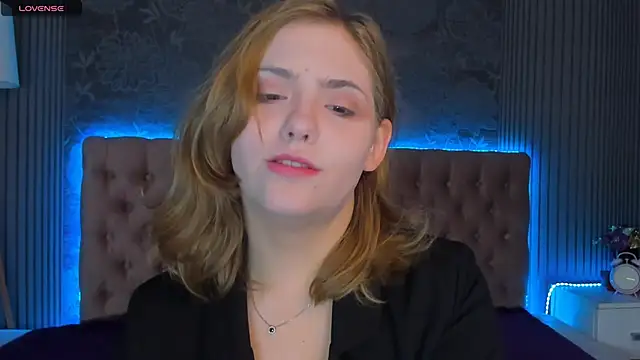 Snapshot of DellaRowe chatting on November 2025 06:18:02 AM DellaRowe online show from November 2025 06:18:02 AM