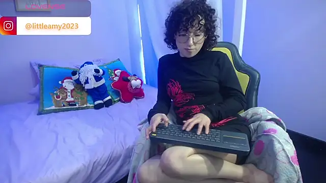Snapshot of little__amy_ chatting on December 2024 01:07:02 AM little amy online show from December 2024 01:07:02 AM