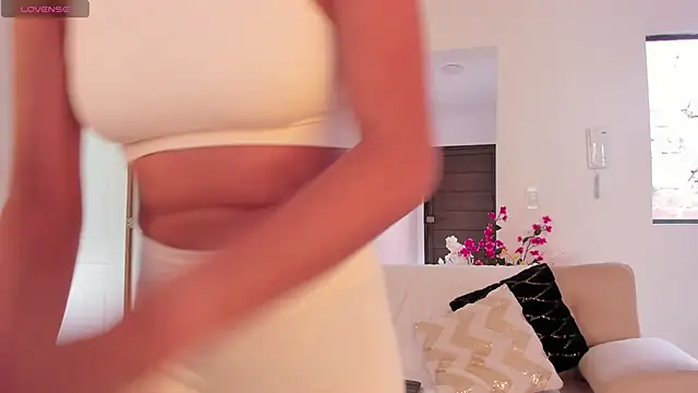 Alaia Ferrer  online show from November 2025 08:14:01 PM