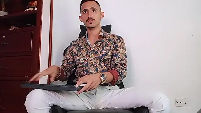 HomeAloneK online show from November 2025 07:36:02 PM