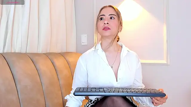 Lia walton online show from November 2025 12:19:02 PM