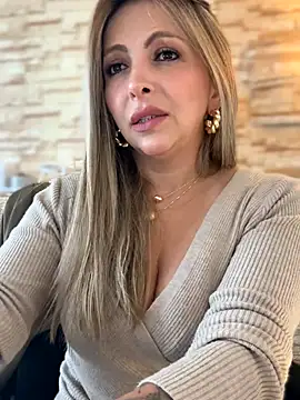 Snapshot of _Abril-Office1 chatting on October 2025 04:00:01 PM Abril-Office1 online show from October 2025 04:00:01 PM