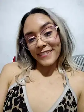 Snapshot of TaraaHot chatting on March 2025 01:43:02 AM TaraaHot online show from March 2025 01:43:02 AM