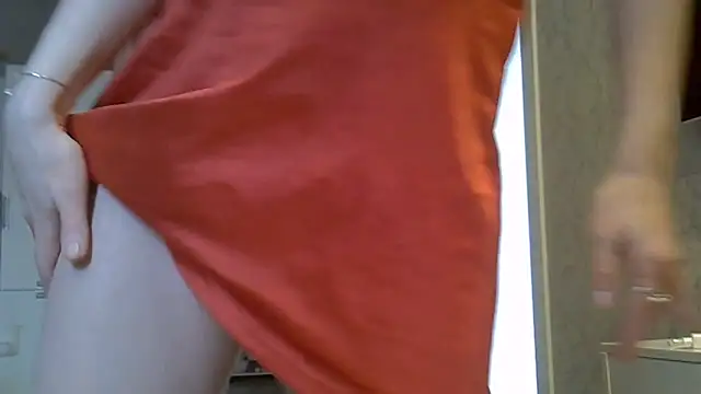 Snapshot of ZarinaSwift chatting on May 2026 06:32:03 AM ZarinaSwift online show from May 2026 06:32:03 AM