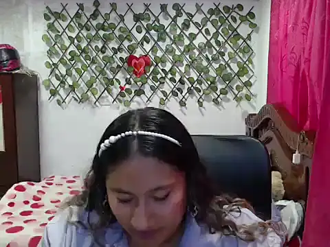 Snapshot of EmilyLove1014 chatting on December 2024 10:21:01 PM EmilyLove1014 online show from December 2024 10:21:01 PM