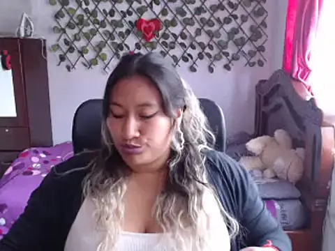 Snapshot of EmilyLove1014 chatting on December 2024 08:33:02 PM EmilyLove1014 online show from December 2024 08:33:02 PM