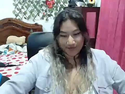 Snapshot of EmilyLove1014 chatting on December 2024 04:52:01 AM EmilyLove1014 online show from December 2024 04:52:01 AM