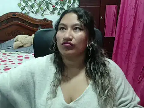 Snapshot of EmilyLove1014 chatting on January 2025 03:18:02 AM EmilyLove1014 online show from January 2025 03:18:02 AM