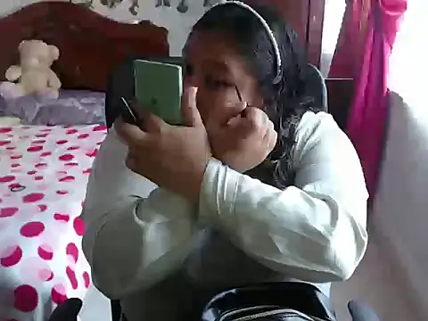 Snapshot of EmilyLove1014 chatting on January 2025 08:48:01 PM EmilyLove1014 online show from January 2025 08:48:01 PM