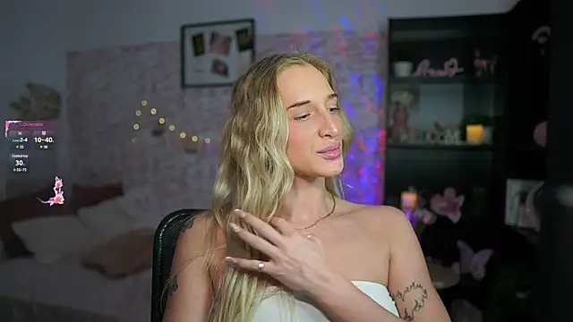 Nicolette  Shea  online show from March 2025 05:06:02 PM