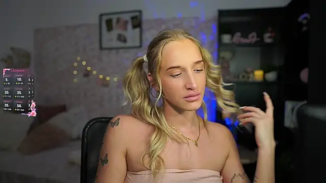 Nicolette  Shea  online show from March 2025 12:18:02 PM