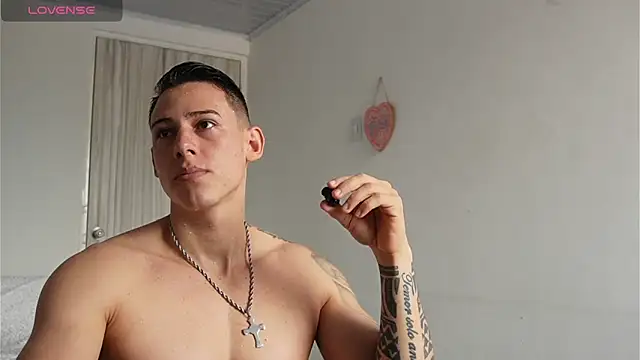 Snapshot of Muscle_King_Cum chatting on April 2026 03:42:01 PM Muscle King Cum online show from April 2026 03:42:01 PM